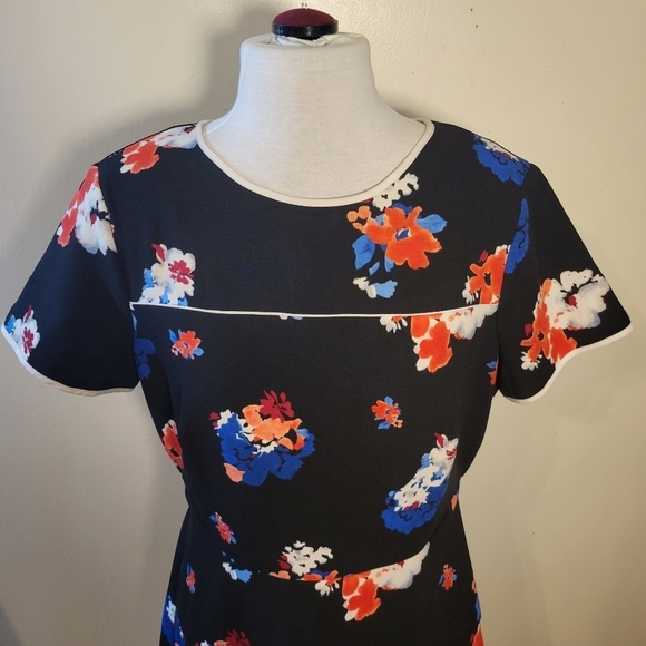 Vince Camuto: Women's Size 8/M "Traveling Blooms" Knee-length Short-sleeve Dress - Picture 2 of 11